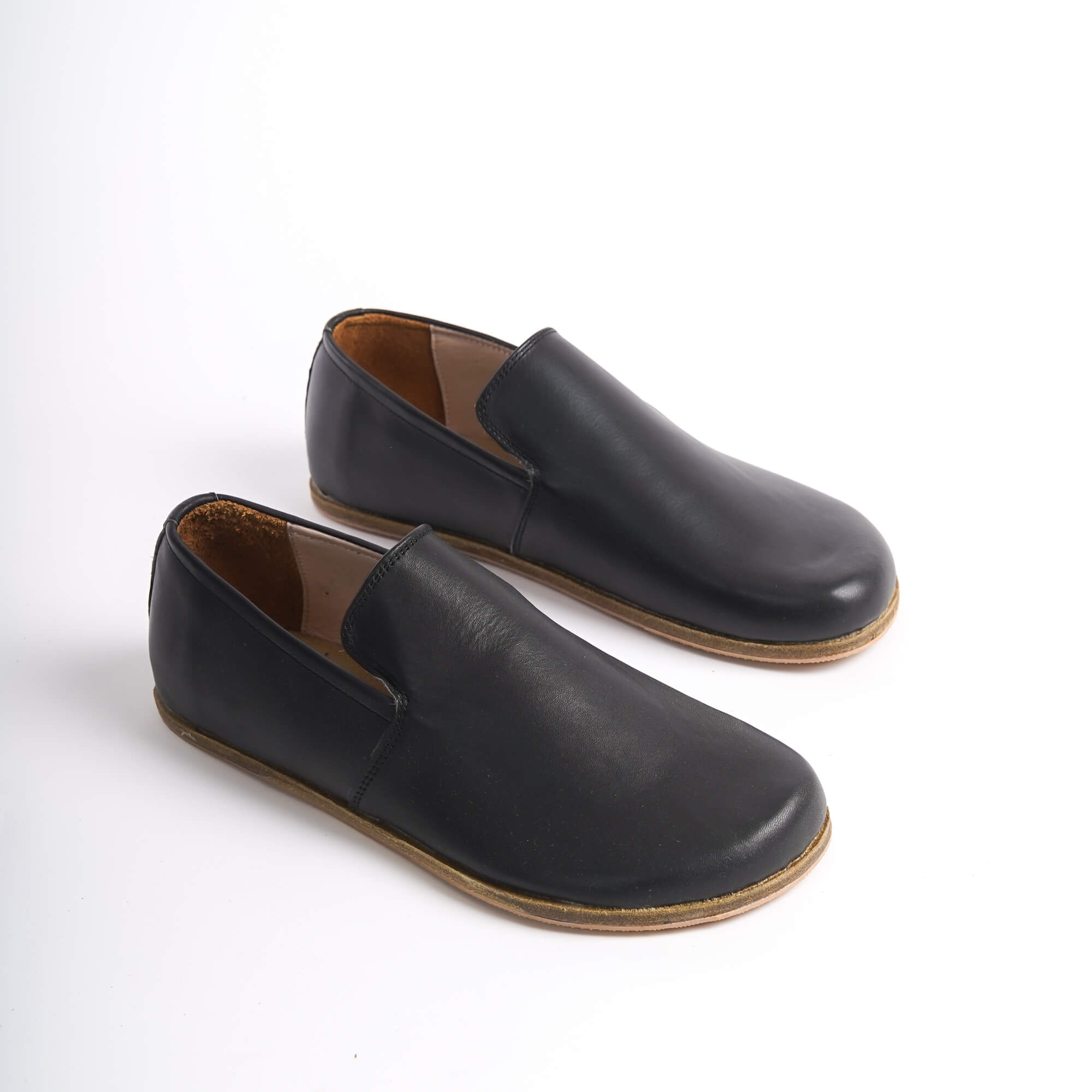 Walk in style and comfort with Pelanir men's black leather slip-on shoes, offering a zero-drop design that promotes natural movement - Check them out at Pelanir.com!