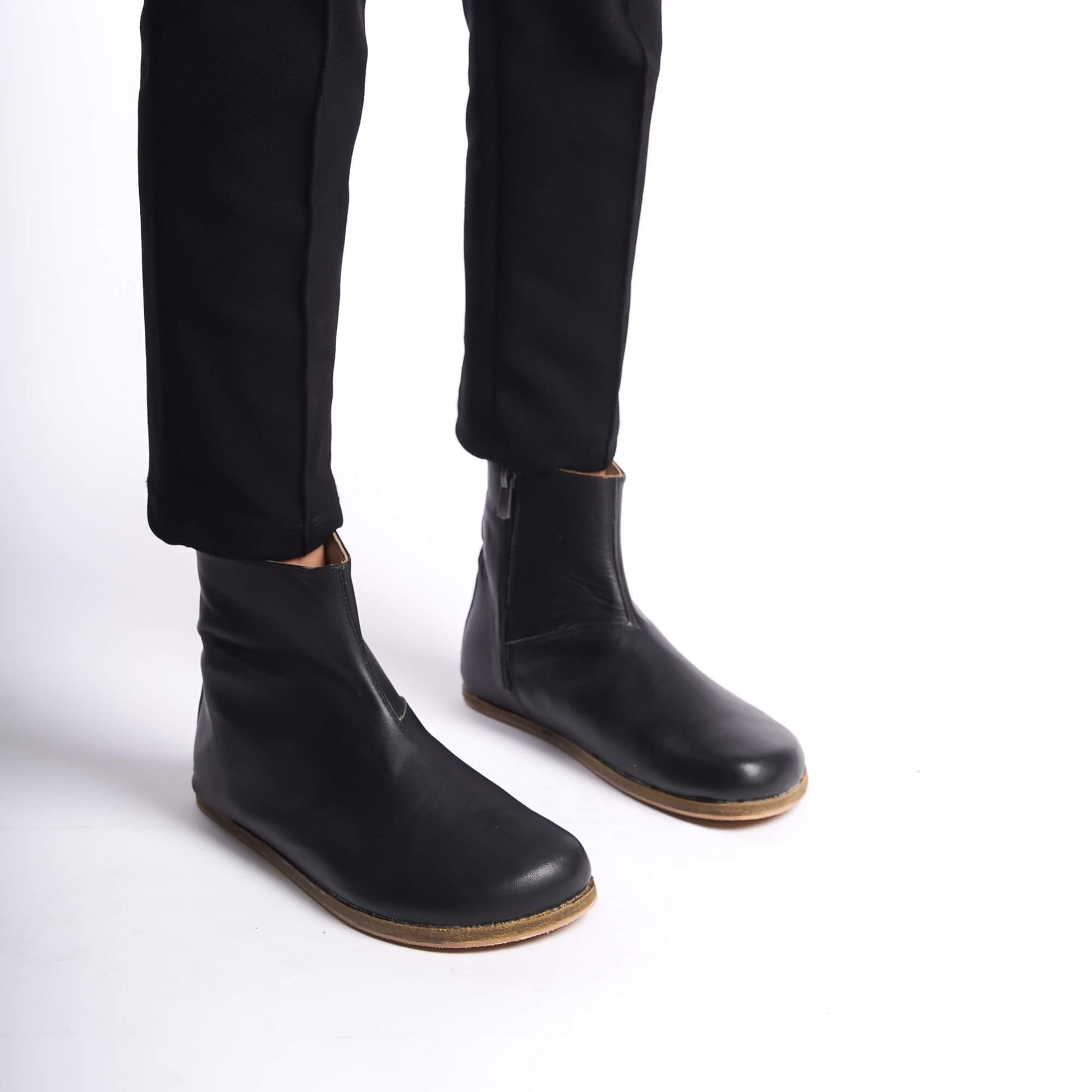 Stylish black women’s boots with a wide toe box. Ergonomic soles and minimal design for a perfect earthing experience.