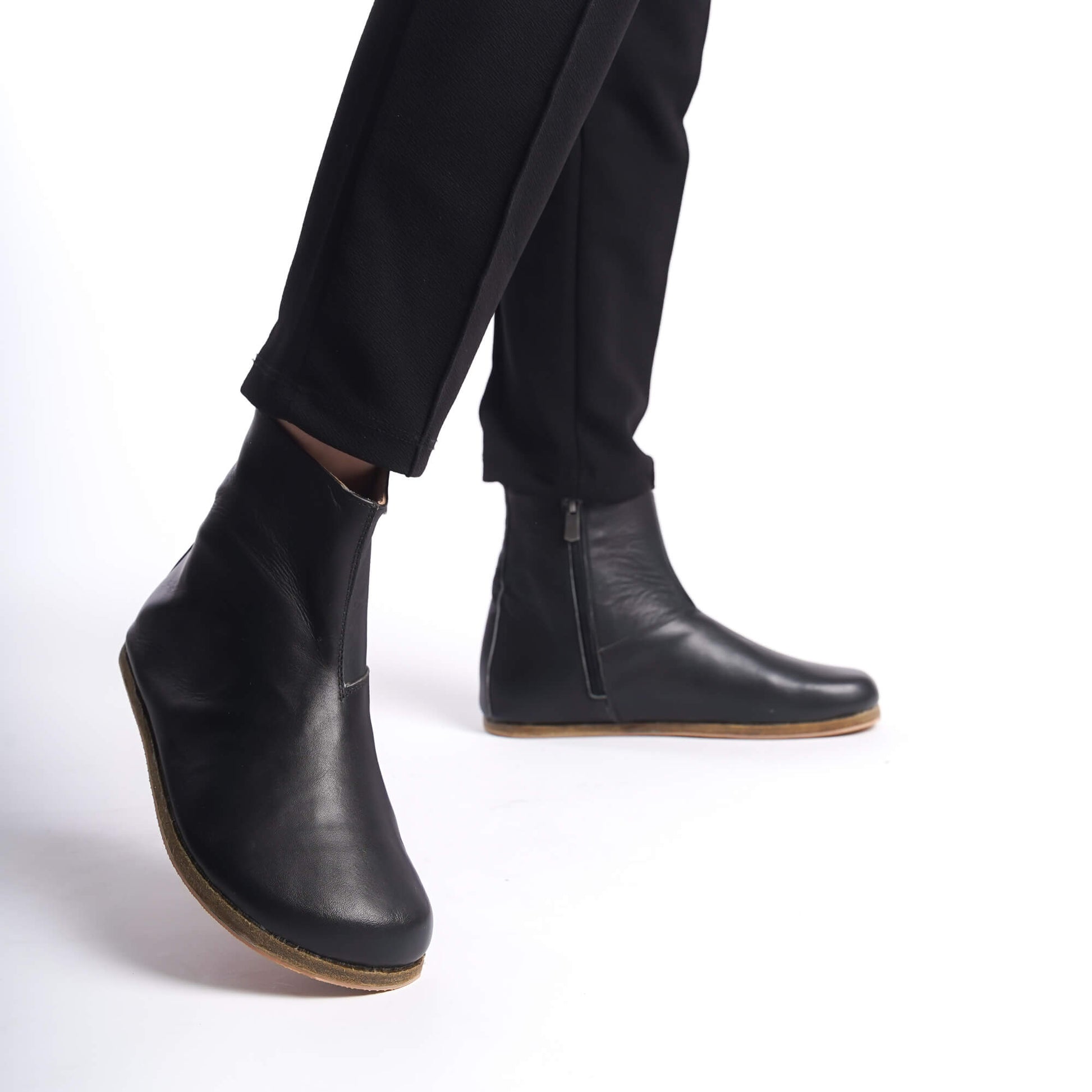 Black wide boots for women with ergonomic soles. Minimalist design ideal for those who love earthing and comfort.