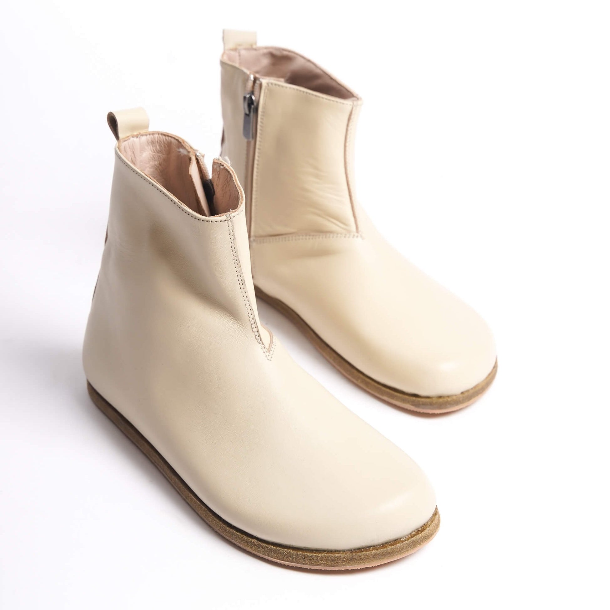 Cream-colored women’s boots with a wide toe box and ergonomic soles. Perfect minimal design for earthing shoes.