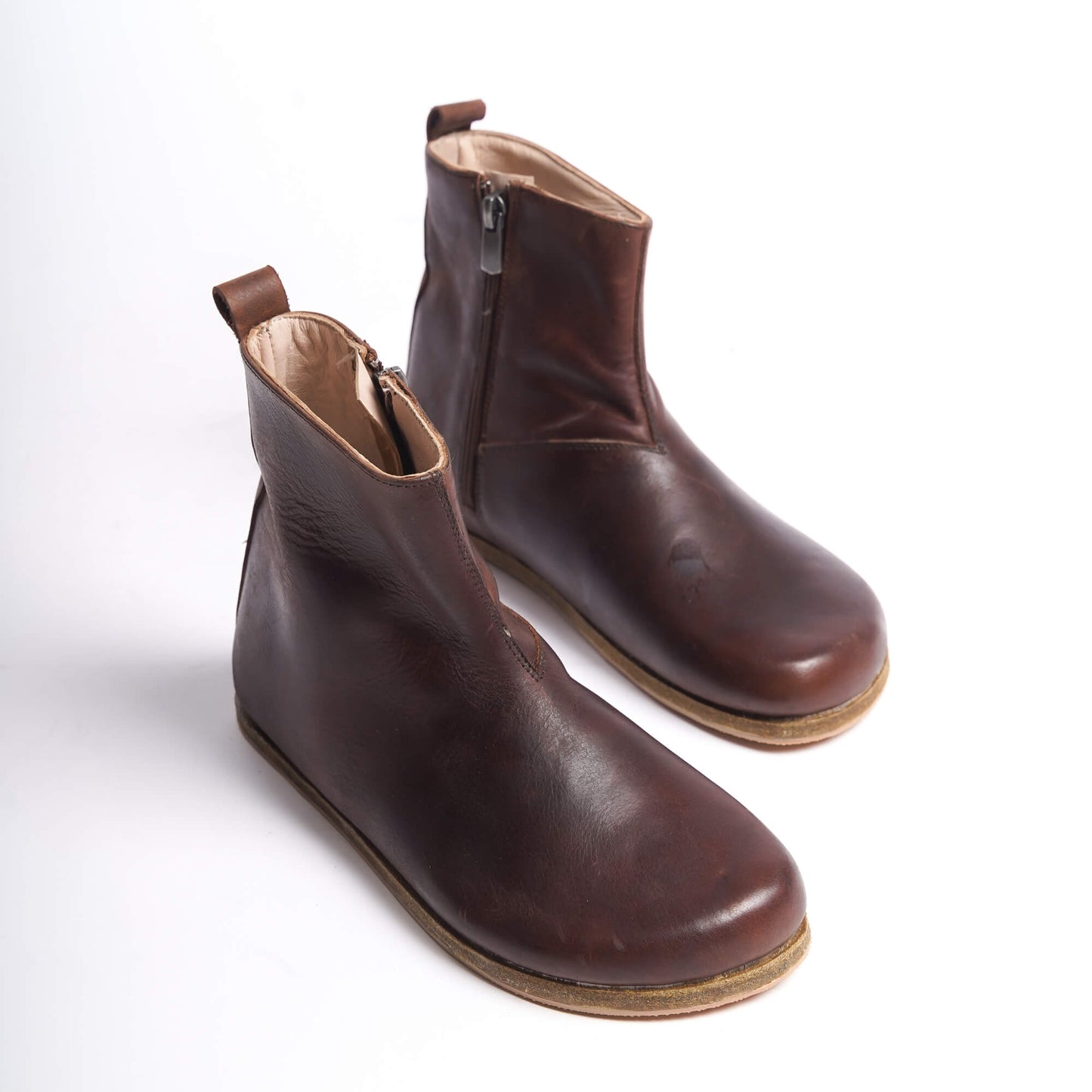 Elegant tan brown women's boots with a wide toe box and ergonomic soles. Ideal for a minimalist look and perfect for earthing enthusiasts seeking comfort and style.