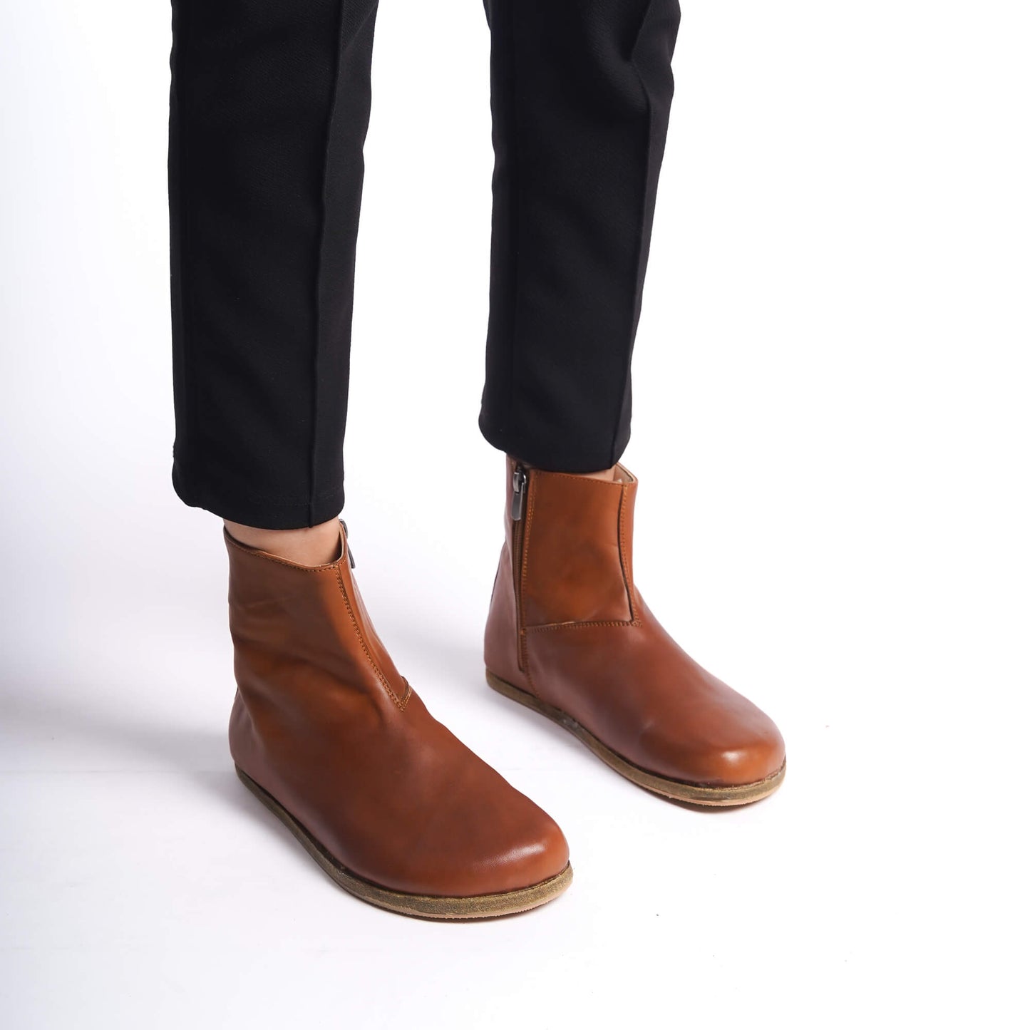 Elegant tan brown boots for women with a wide toe box. Ergonomic and minimal design suitable for earthing enthusiasts.