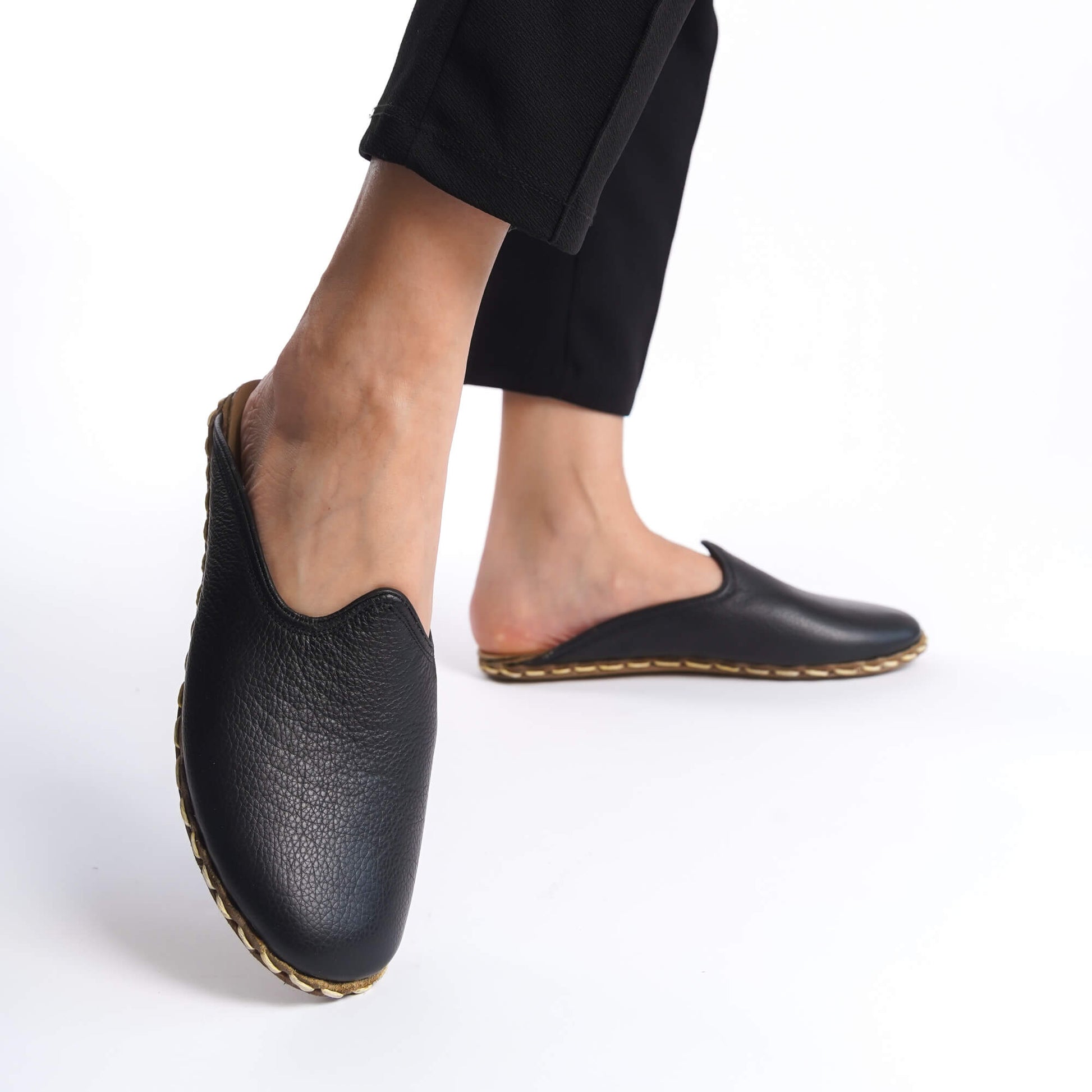 Sophisticated black leather women's mules, designed with high-quality stitching.