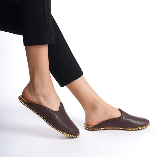 Elegant coffee-brown leather slippers with fine stitch craftsmanship for summer.