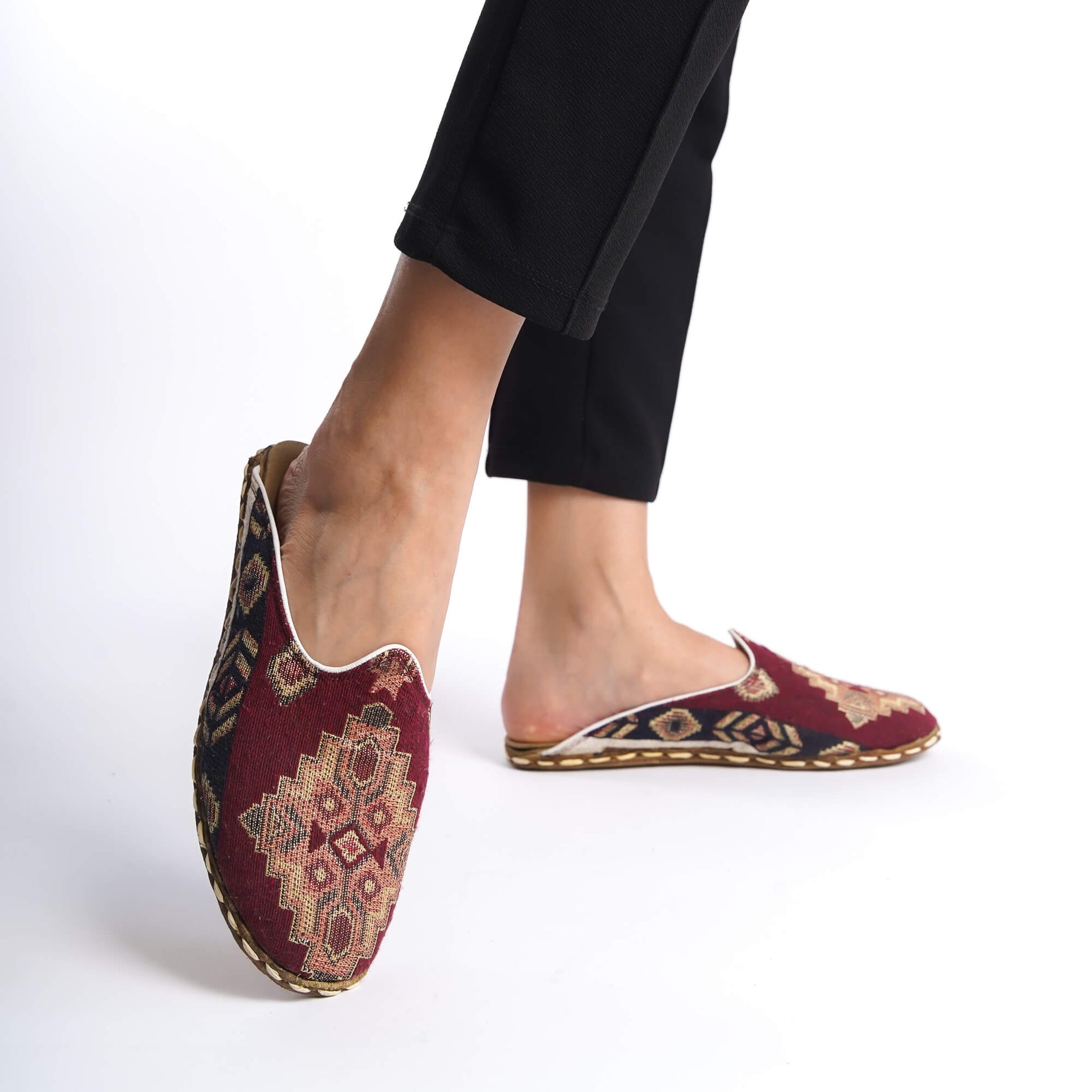 Zero-Drop Mules with Red and Gold Turkish Kilim Patterns – Comfortable Slip-On Shoes for Natural Walking Experience