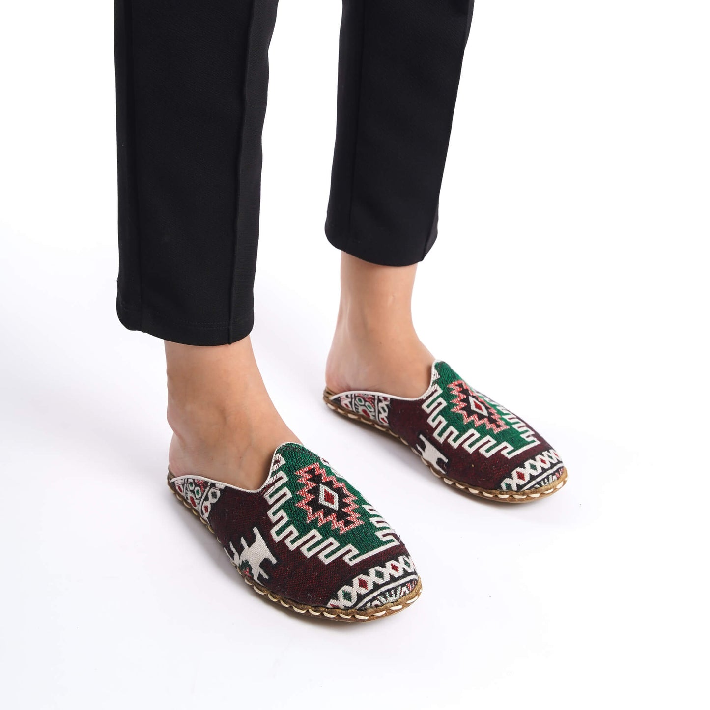 Traditional Turkish Kilim Zero-Drop Mules – Red, Green, and White Patterned Slip-On Shoes for Comfortable Walking