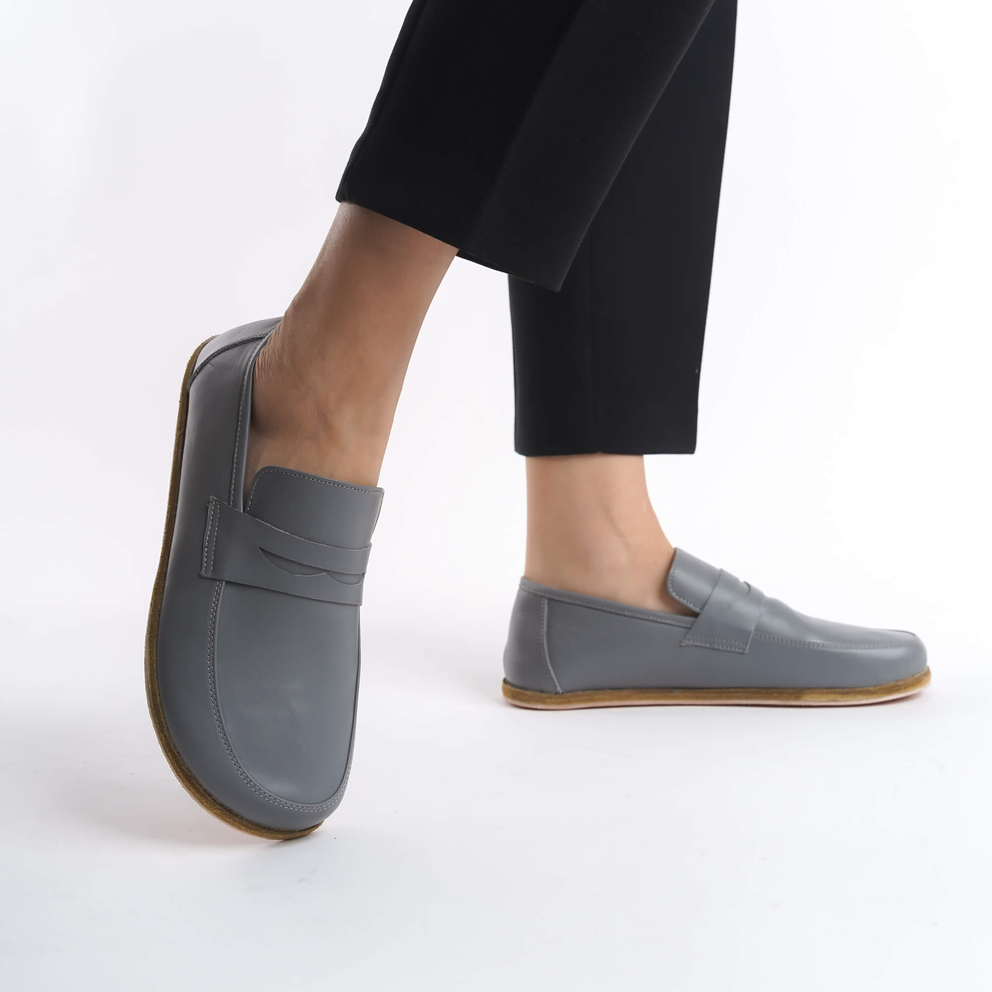 Pelanir Sardis gray barefoot loafers in motion. Full-grain leather, zero-drop sole, and an ultra-lightweight design for effortless, all-day comfort.