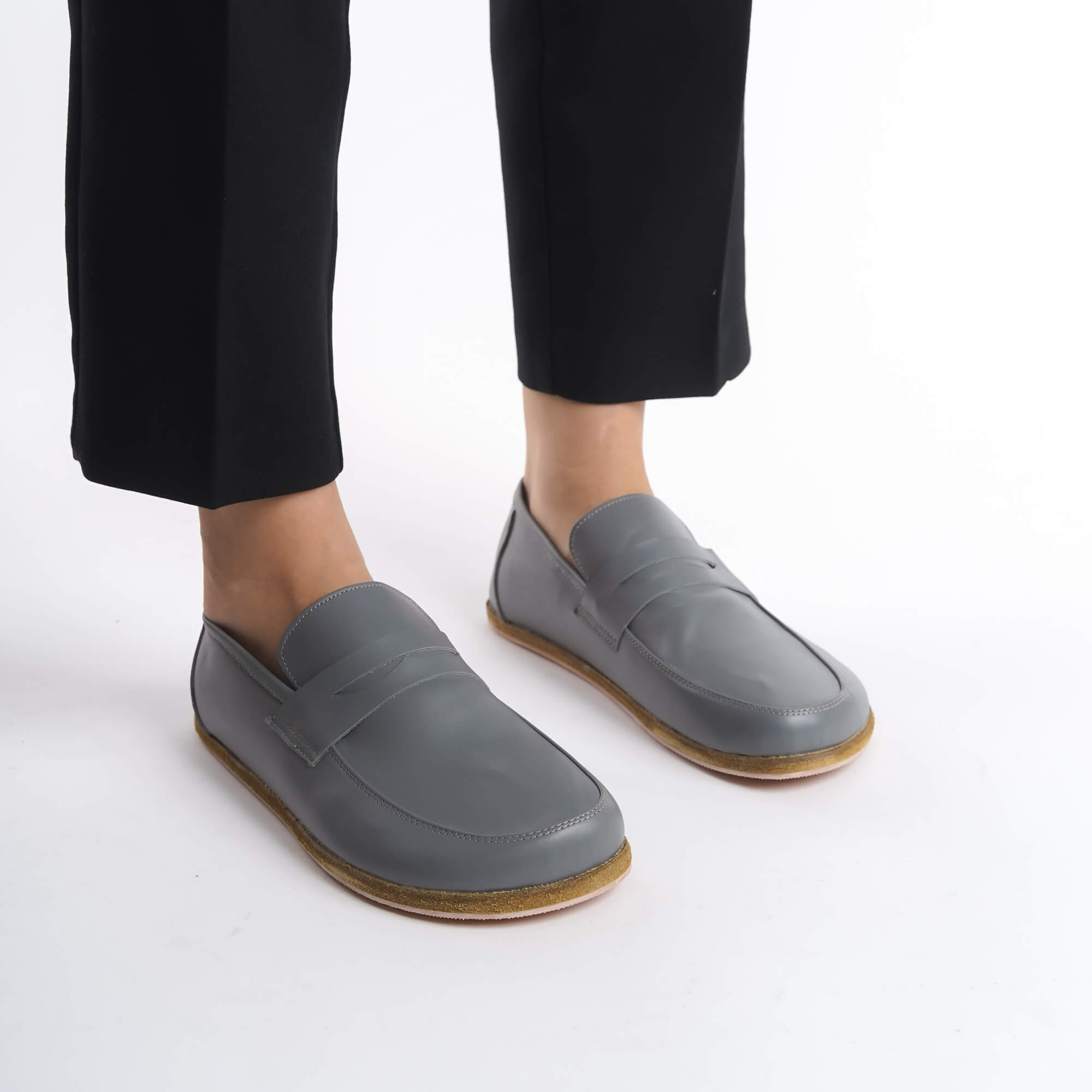 Step naturally with Pelanir Sardis gray full-grain leather loafers. A minimalist barefoot shoe with breathable leather and a thin, flexible sole.