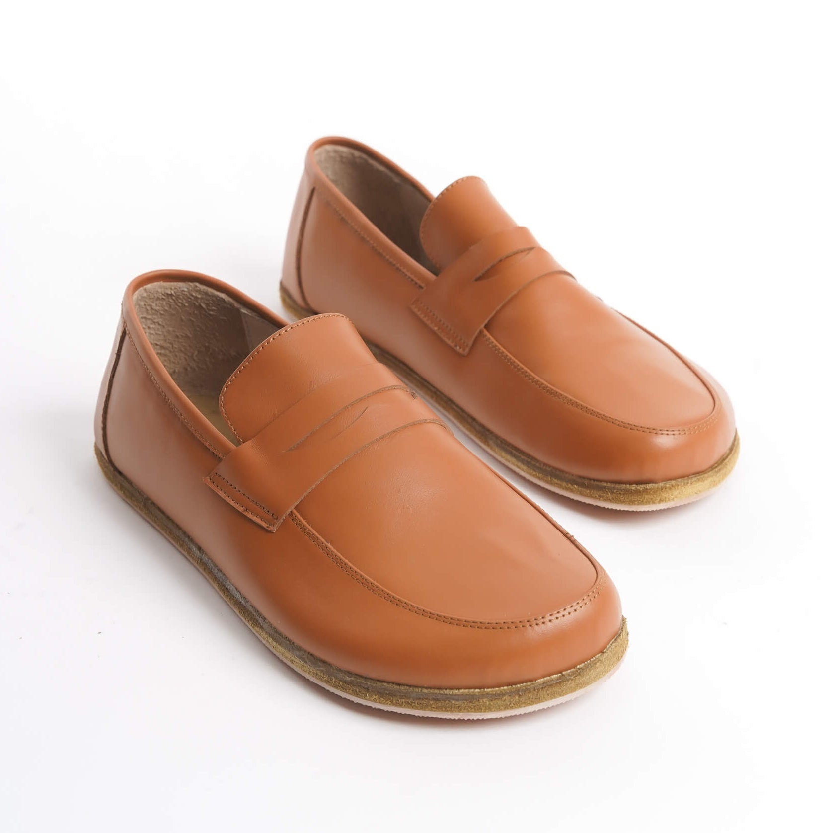 Pelanir Sardis tan brown barefoot penny loafers in full-grain leather. Minimalist design with a zero-drop sole for a natural walking experience.