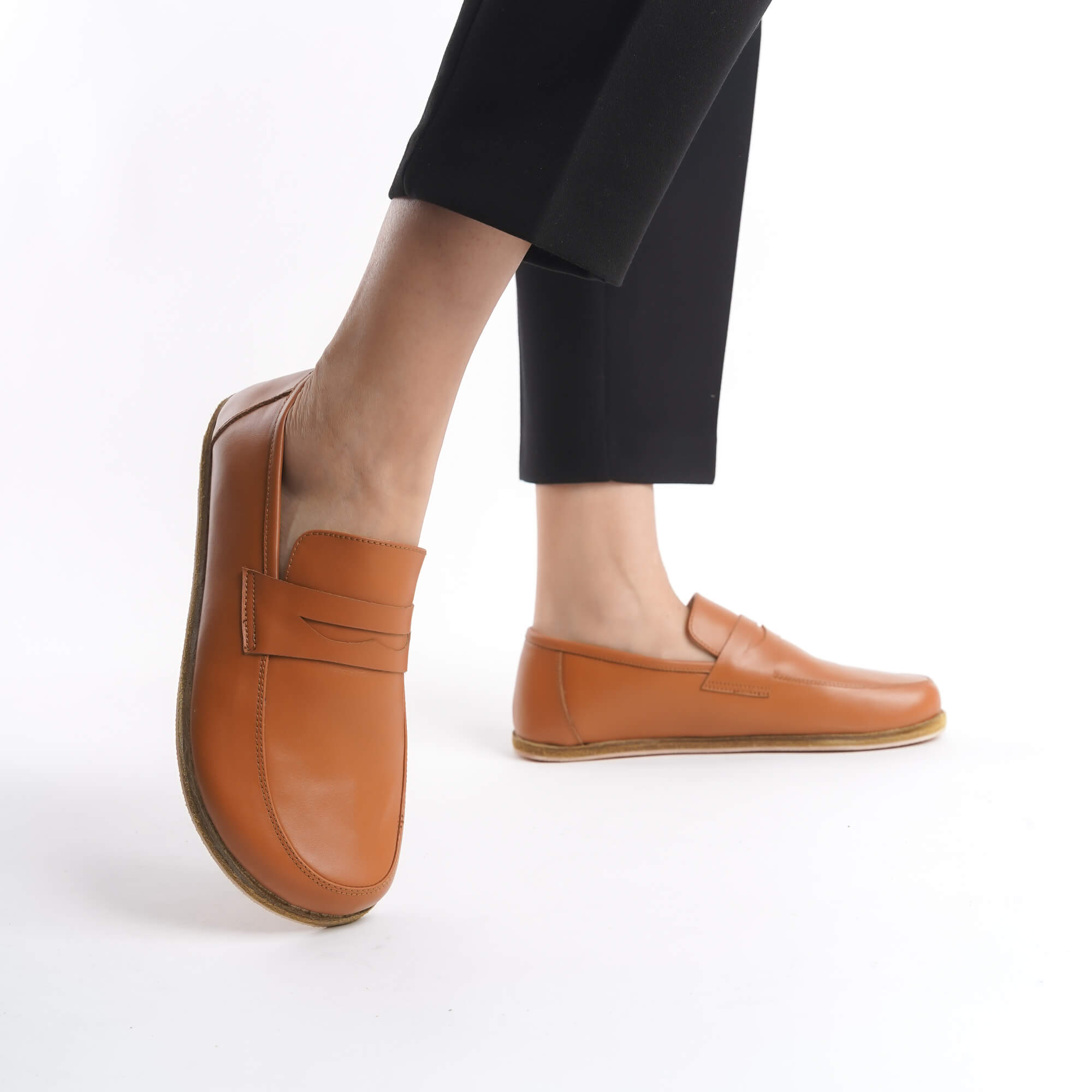 Pelanir Sardis tan brown barefoot loafers in motion. A stylish, lightweight, and breathable shoe with a zero-drop sole for all-day wear.
