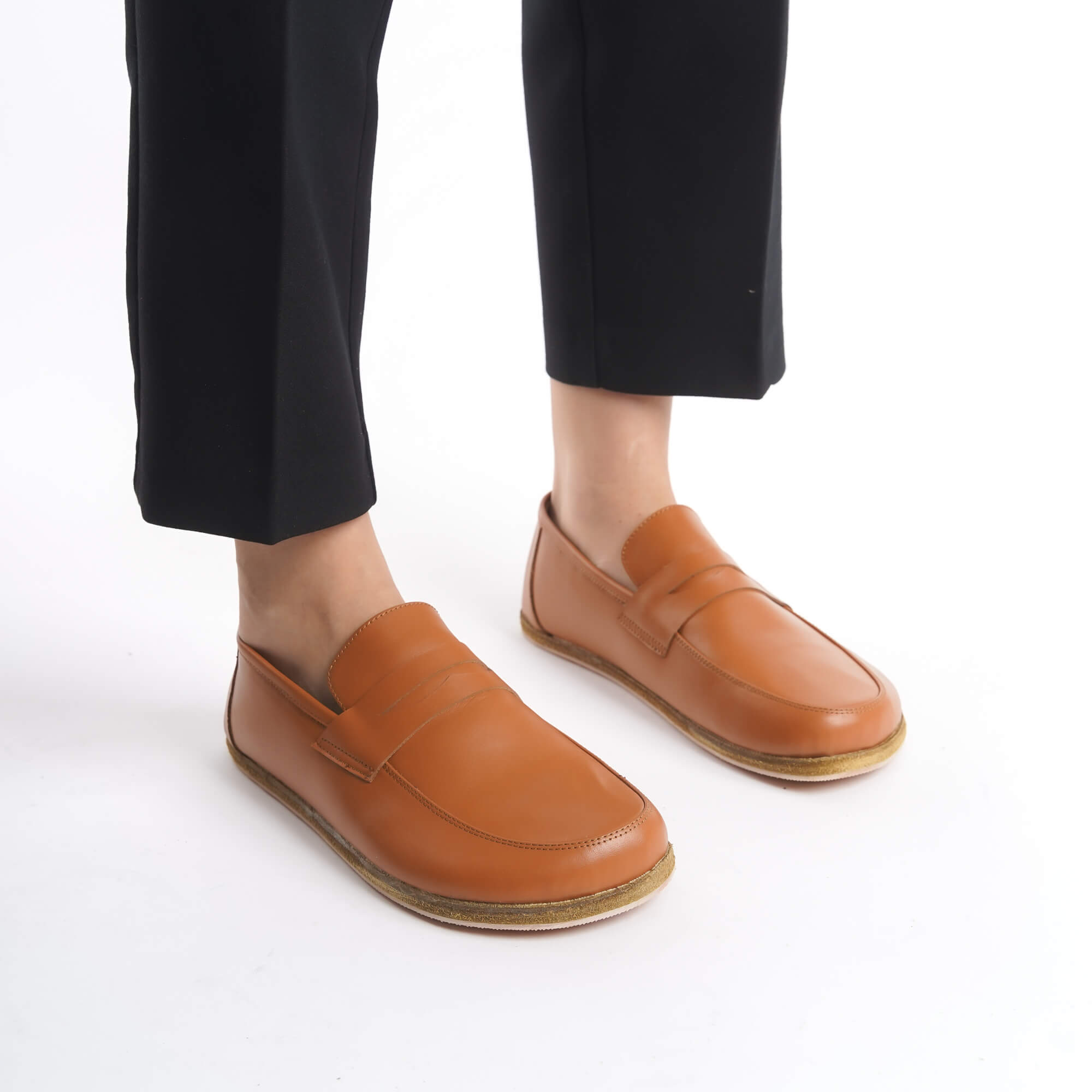 Step into comfort with Pelanir Sardis tan brown barefoot loafers. Featuring premium leather, a flexible design, and a timeless minimalist look.