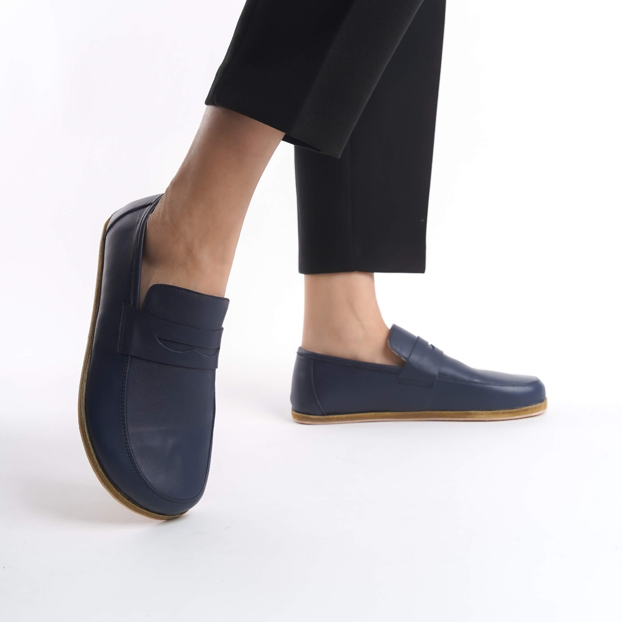 Pelanir Sardis navy blue barefoot loafers in motion. Lightweight, breathable, and designed for all-day wear with a soft, flexible zero-drop sole.