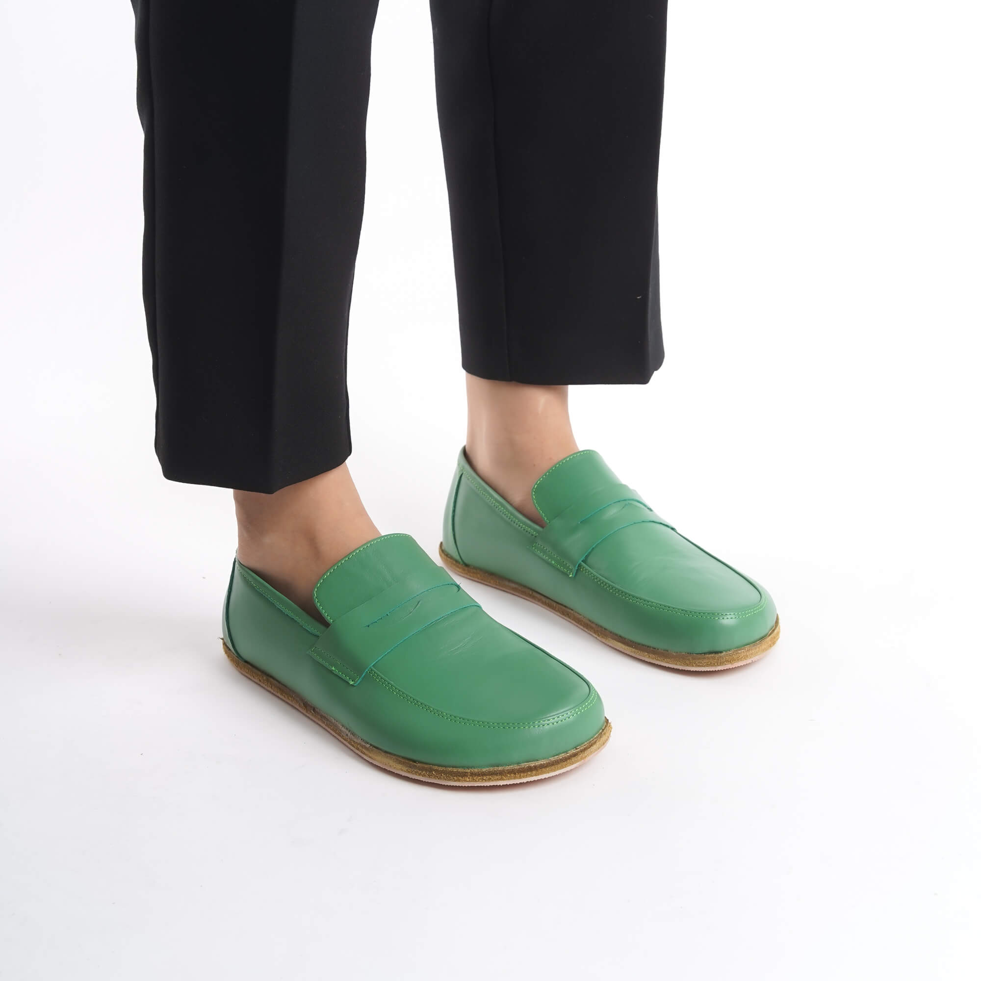 Step into comfort with Pelanir Sardis green barefoot loafers. A zero-drop, minimalist shoe that supports natural foot movement and effortless style.