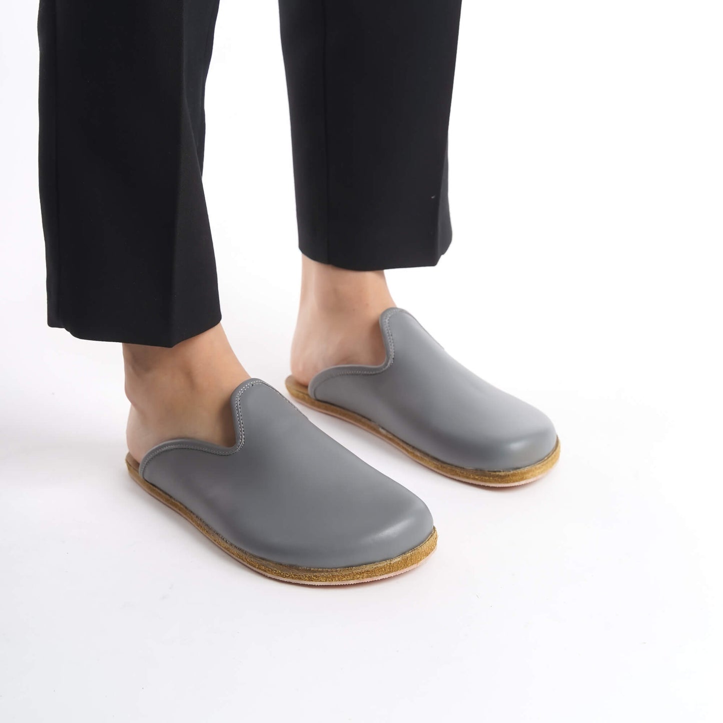 Sophisticated gray leather slip-on shoes featuring a cozy cork sole, perfect for women’s versatile wardrobes. These sustainable shoes offer lasting comfort and are a must-have for stylish U.S. shoppers.