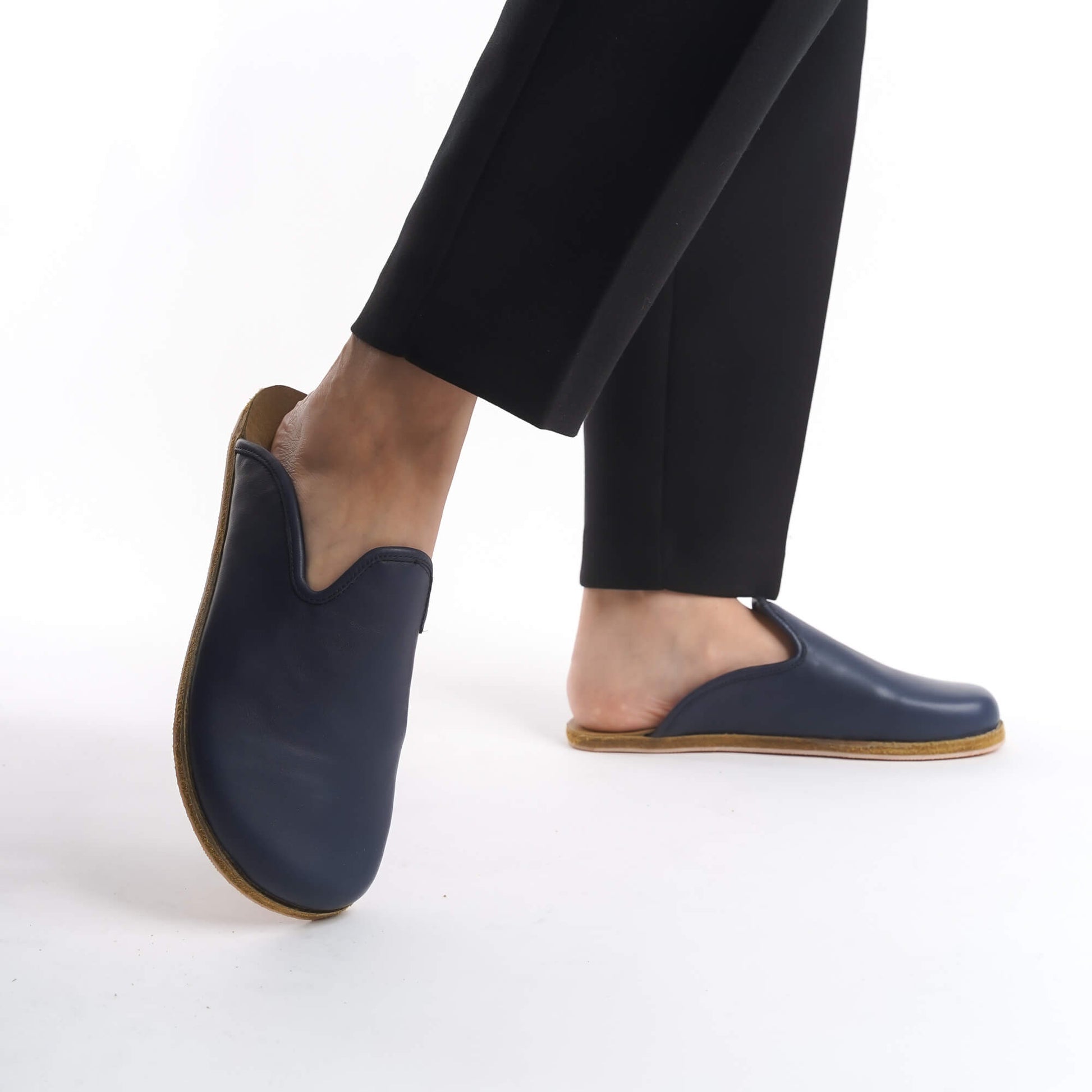 Chic brown leather slip-on shoes for women, crafted with a natural cork sole for superior comfort and arch support. Ideal for American fashion enthusiasts, these versatile shoes combine luxury and eco-conscious materials for all-day wear.