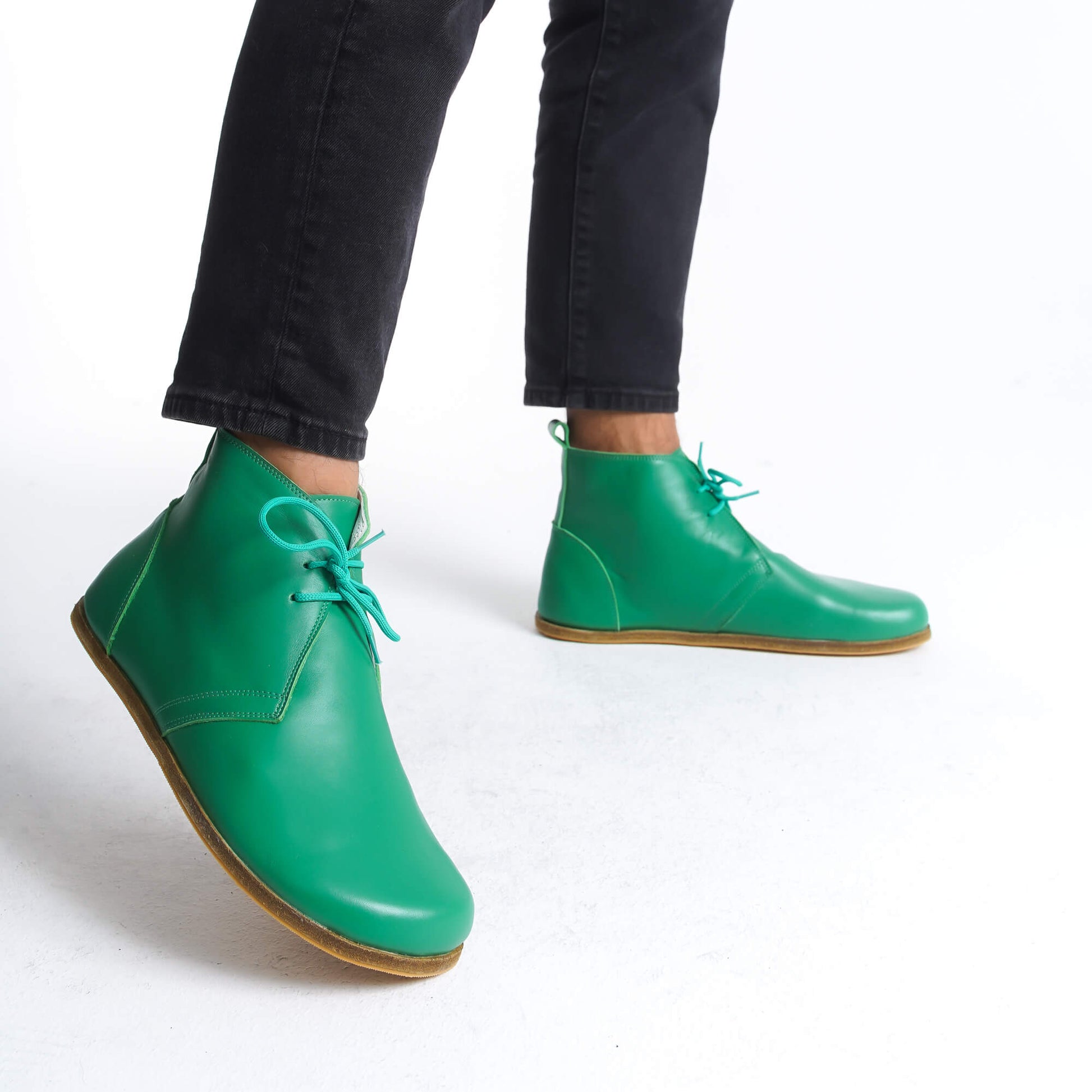 Pelanir green barefoot leather boots featuring a flexible zero-drop sole, offering a natural feel and stylish comfort for daily wear.