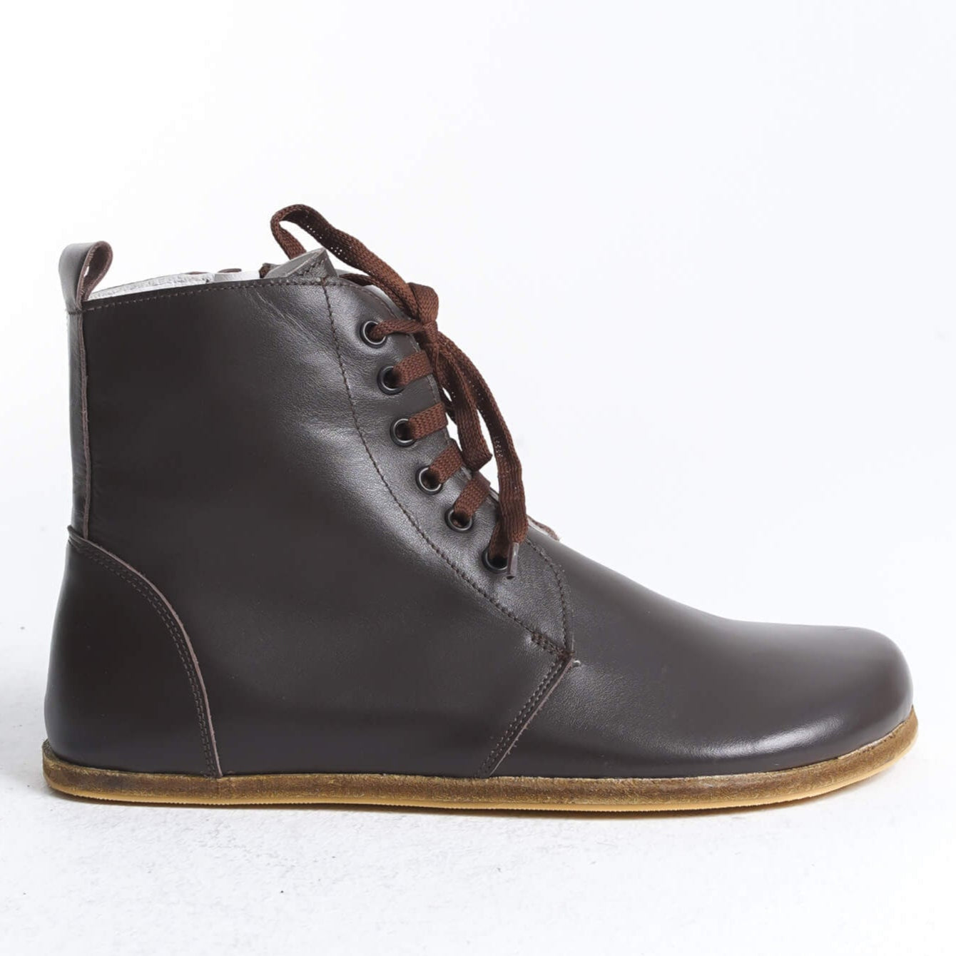 Comfort-driven brown barefoot winter boots designed for those who value both aesthetics and practicality. Featuring a zero-drop design, these boots enhance your natural walking experience while keeping your feet warm and supported.