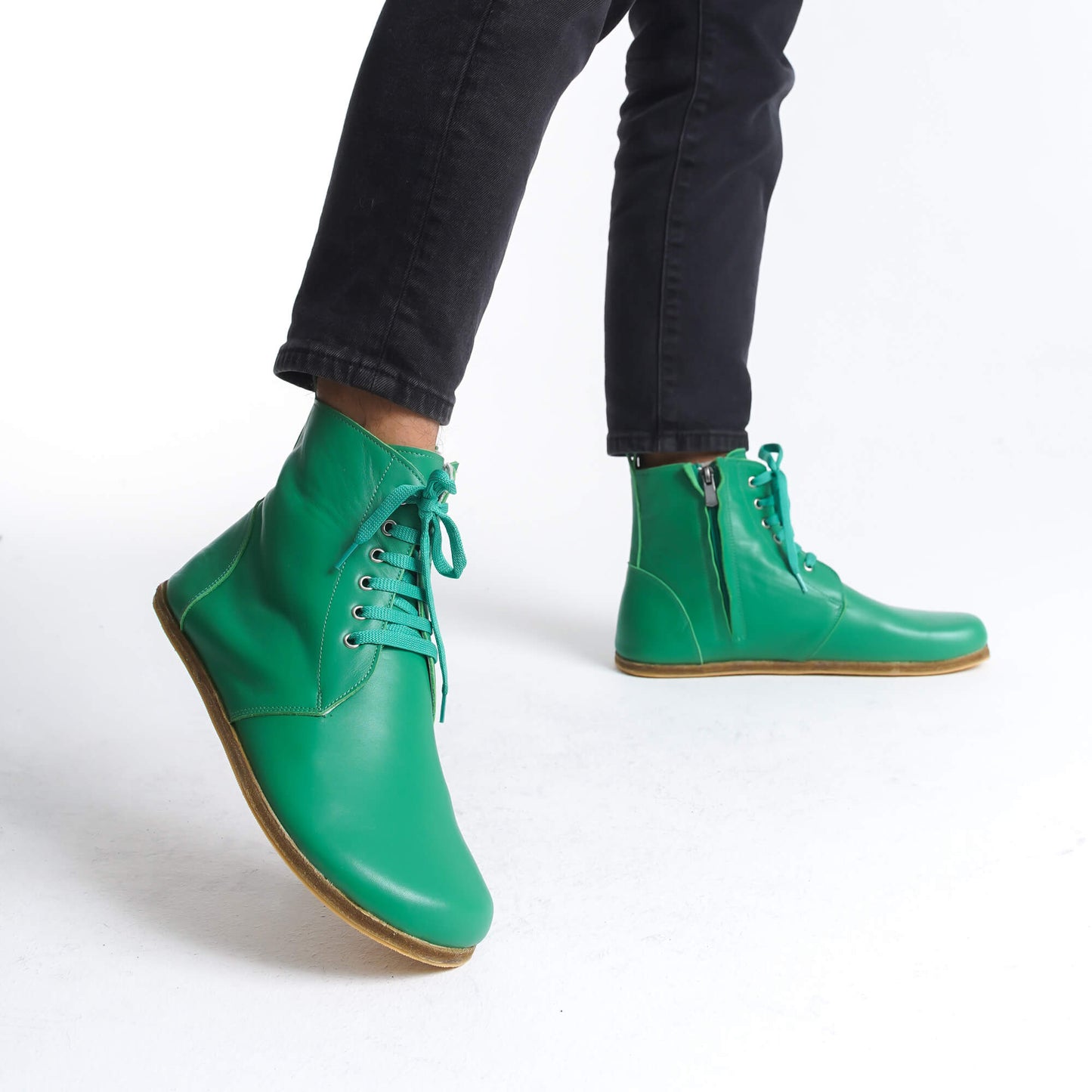 Chic green barefoot winter boots featuring a convenient lace-up front and zipper. Made from premium materials, these boots blend practicality with modern style, ideal for winter outings.