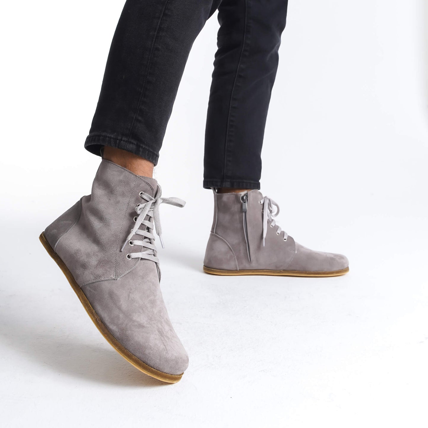 Chic gray barefoot winter boots equipped with a stylish lace-up front and convenient zipper. These versatile boots combine functionality with modern aesthetics, ideal for winter outings.