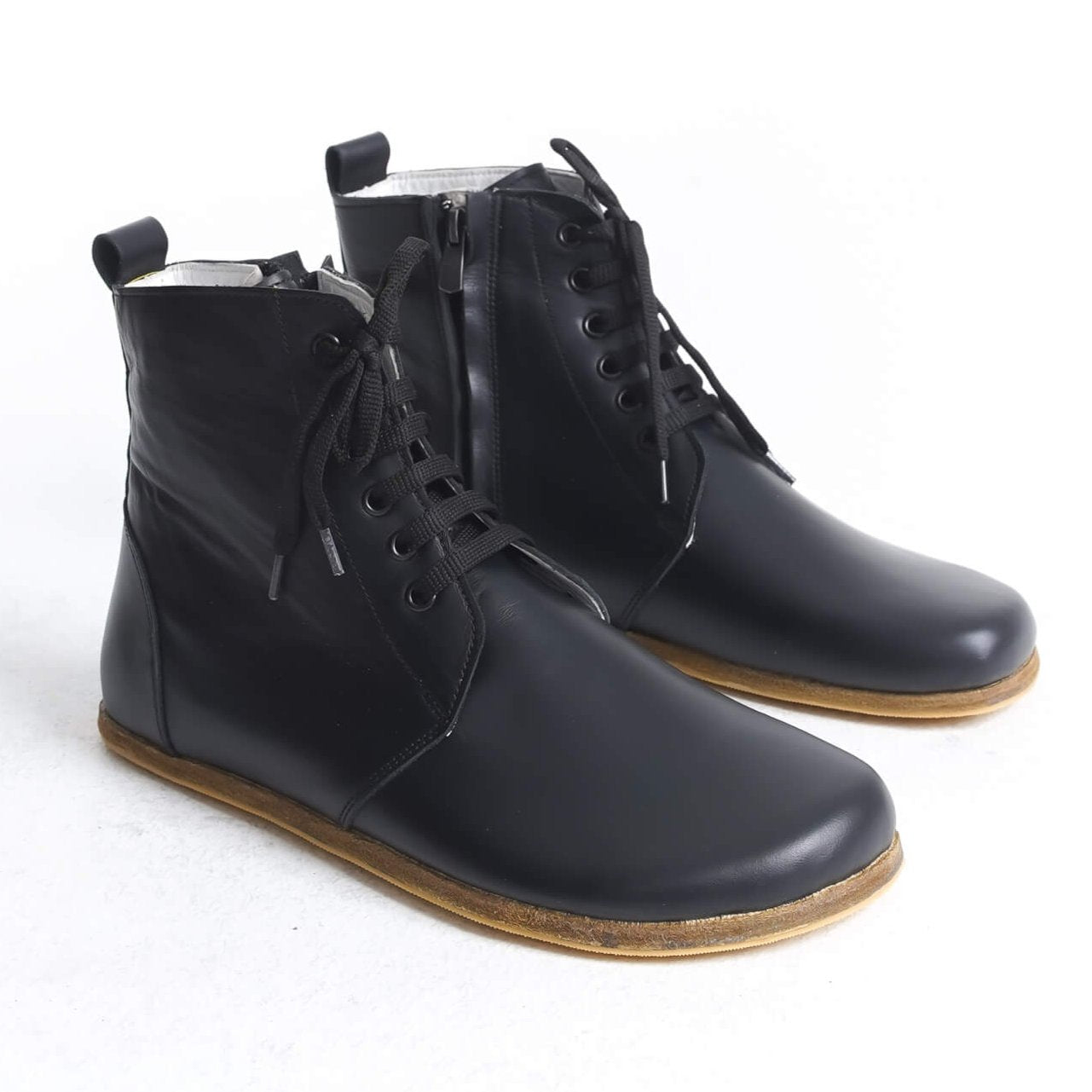 Elegant black barefoot winter boots showcasing a minimalist design. With high-quality leather and a flexible sole, they provide a natural walking experience while keeping your feet warm.