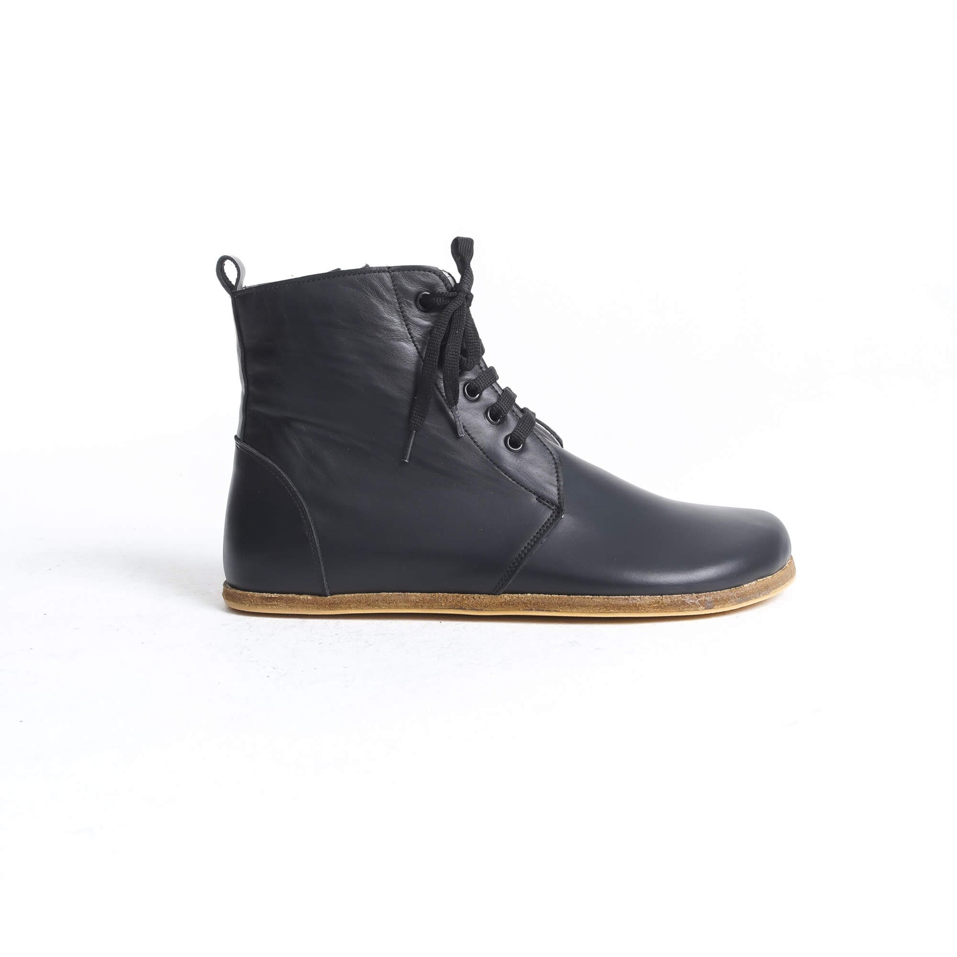 Black barefoot winter boots designed for optimal foot health. Featuring a breathable upper and zero-drop sole, these boots are ideal for both style and comfort during winter months.