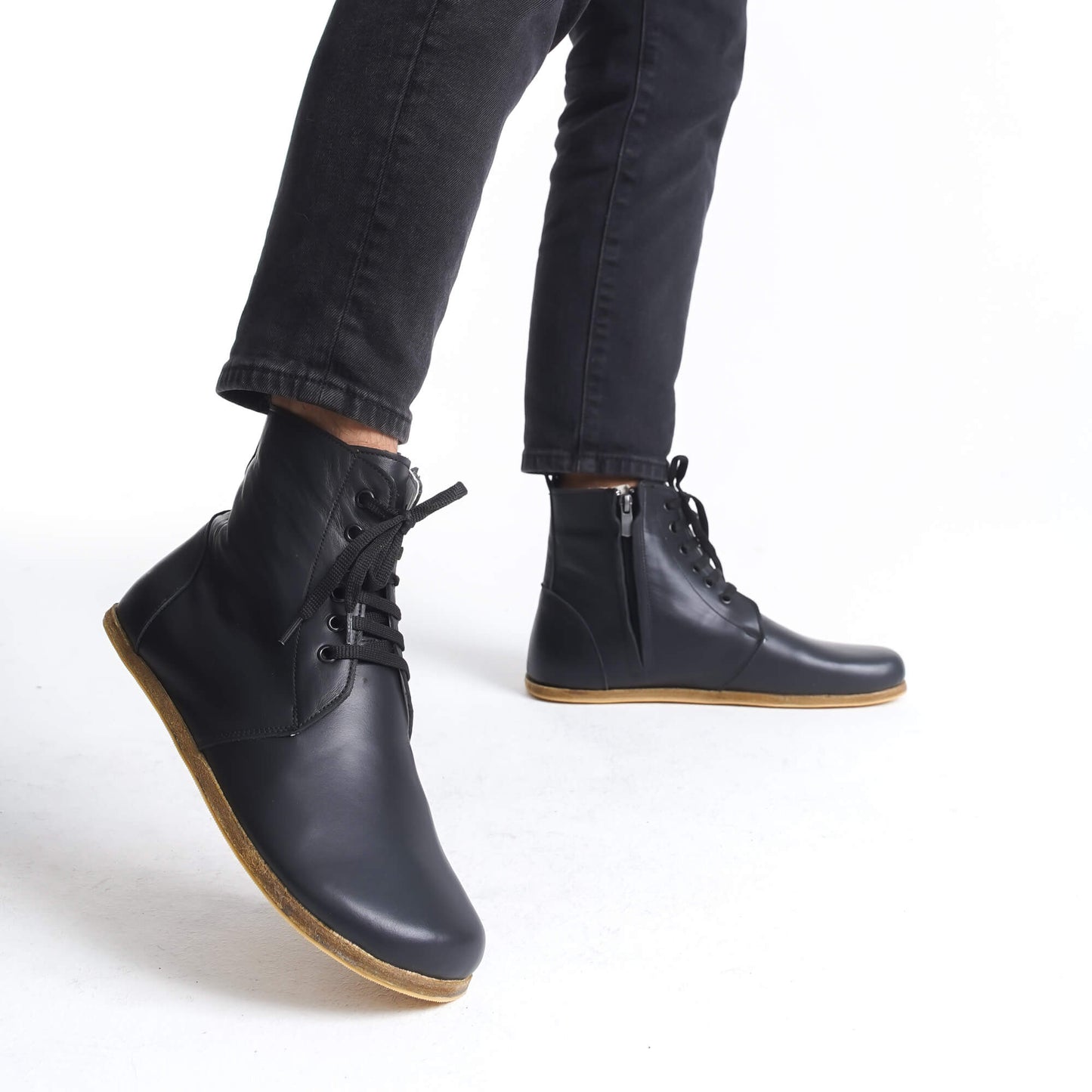 Stylish black barefoot winter boots featuring a zero-drop design. Crafted from premium leather, these boots offer comfort and support, perfect for everyday wear in colder weather.