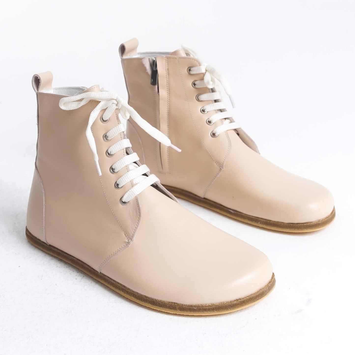 Elegant cream barefoot winter boots showcasing a minimalist design. With high-quality leather and a flexible sole, they provide a natural walking experience while keeping your feet warm.