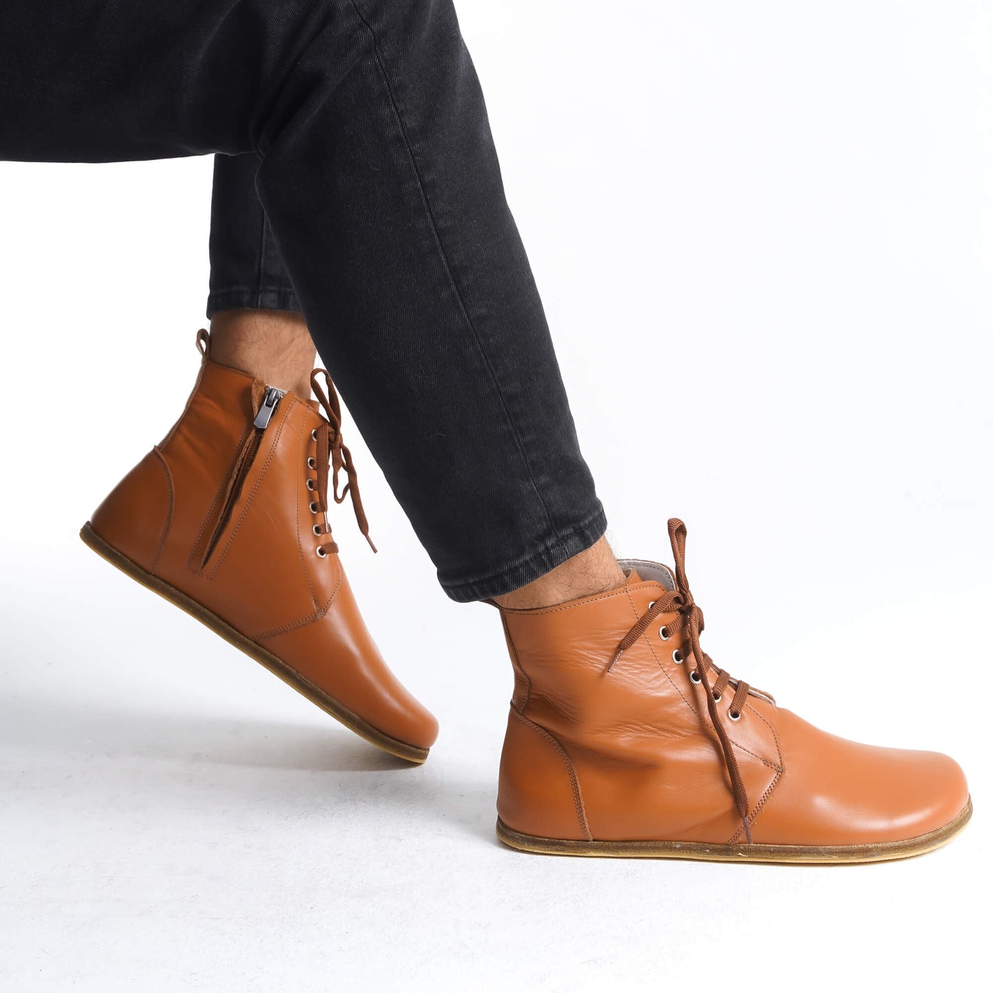 Elegant tan barefoot winter boots showcasing a minimalist design. With high-quality leather and a flexible sole, they offer a natural walking experience while keeping your feet warm.