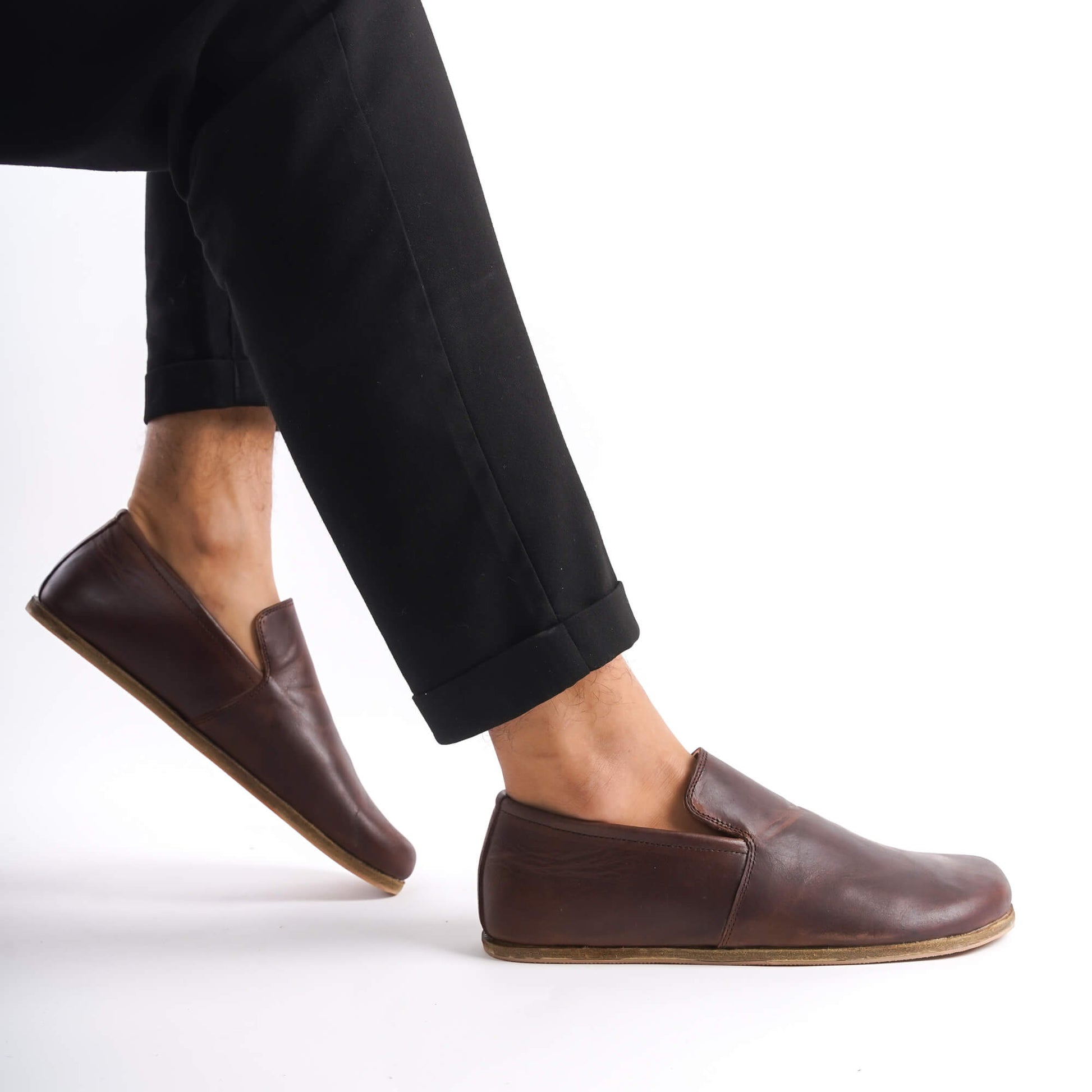 Close-up of Aeolia brown leather barefoot men loafers, highlighting the zero-drop sole for improved foot health. Available at pelanir.com!