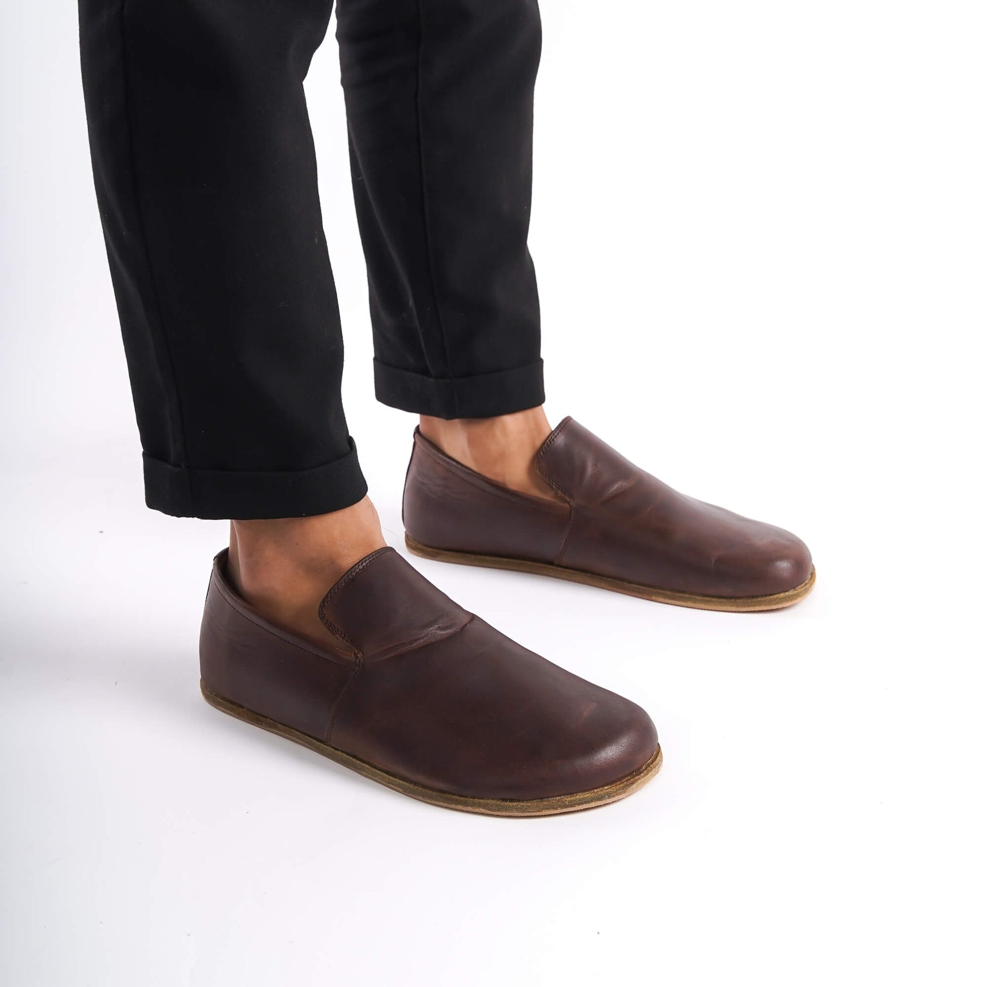Brown leather barefoot men's loafers with natural fit, Aeolia design. Experience comfort at pelanir.com!