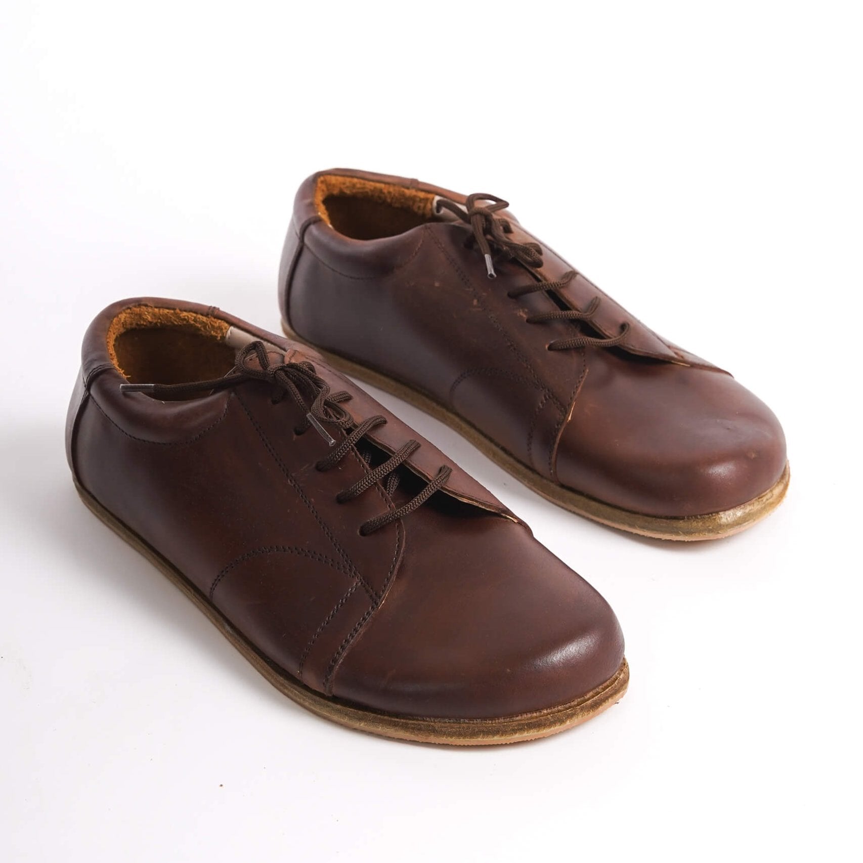 Brown Lydia Leather Barefoot Men's Sneakers by Pelanir, showcasing natural fit and comfort.