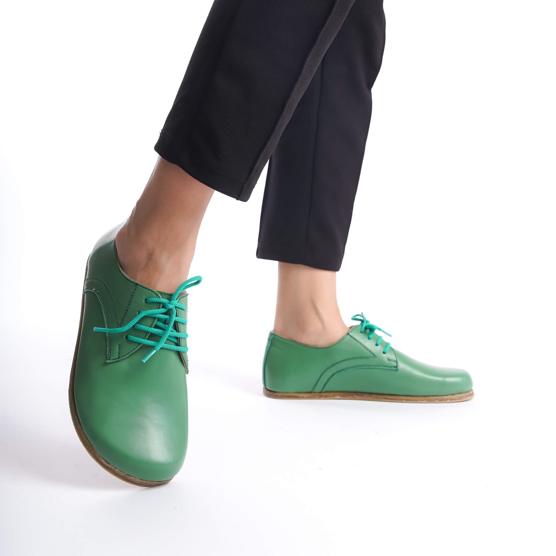 Green Locris Leather Barefoot Women Oxfords in motion, highlighting the minimalist design and natural foot movement. Ideal for improved foot health and comfort.