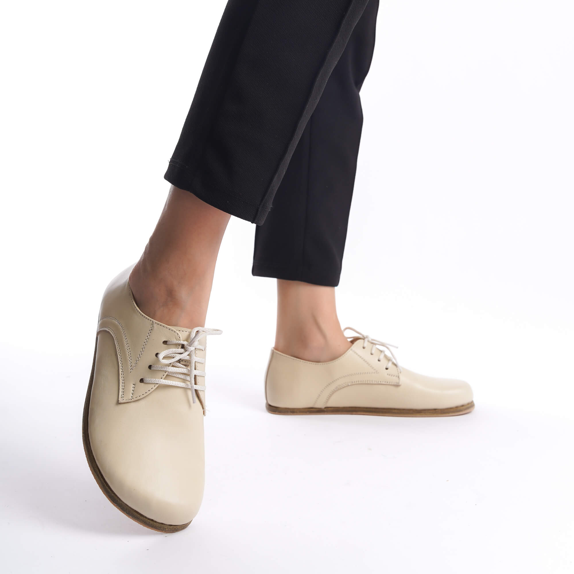Side view of Locris beige leather barefoot women's oxfords with white laces, perfect for any casual or formal occasion.