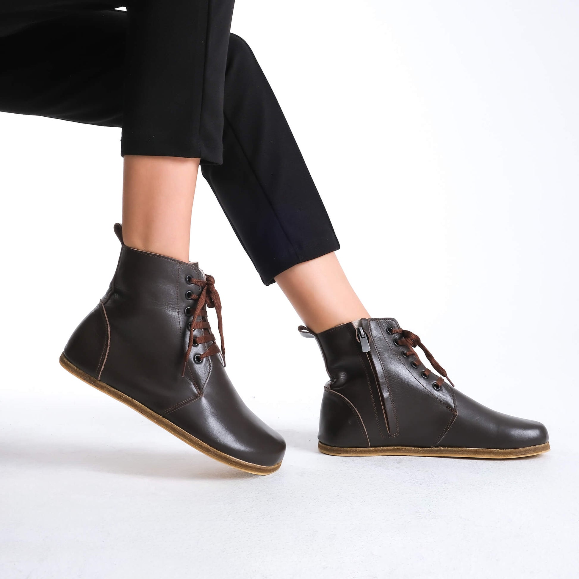 Chic brown barefoot boots featuring a minimalist style, designed for comfort and flexibility.